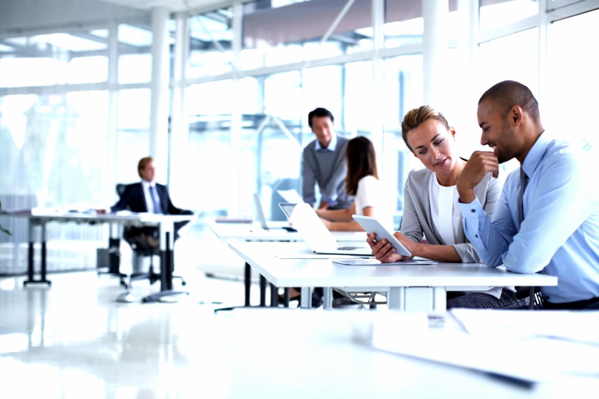Menschen in einer Workshop-Situation diskutieren gemeinsam an einem Tisch