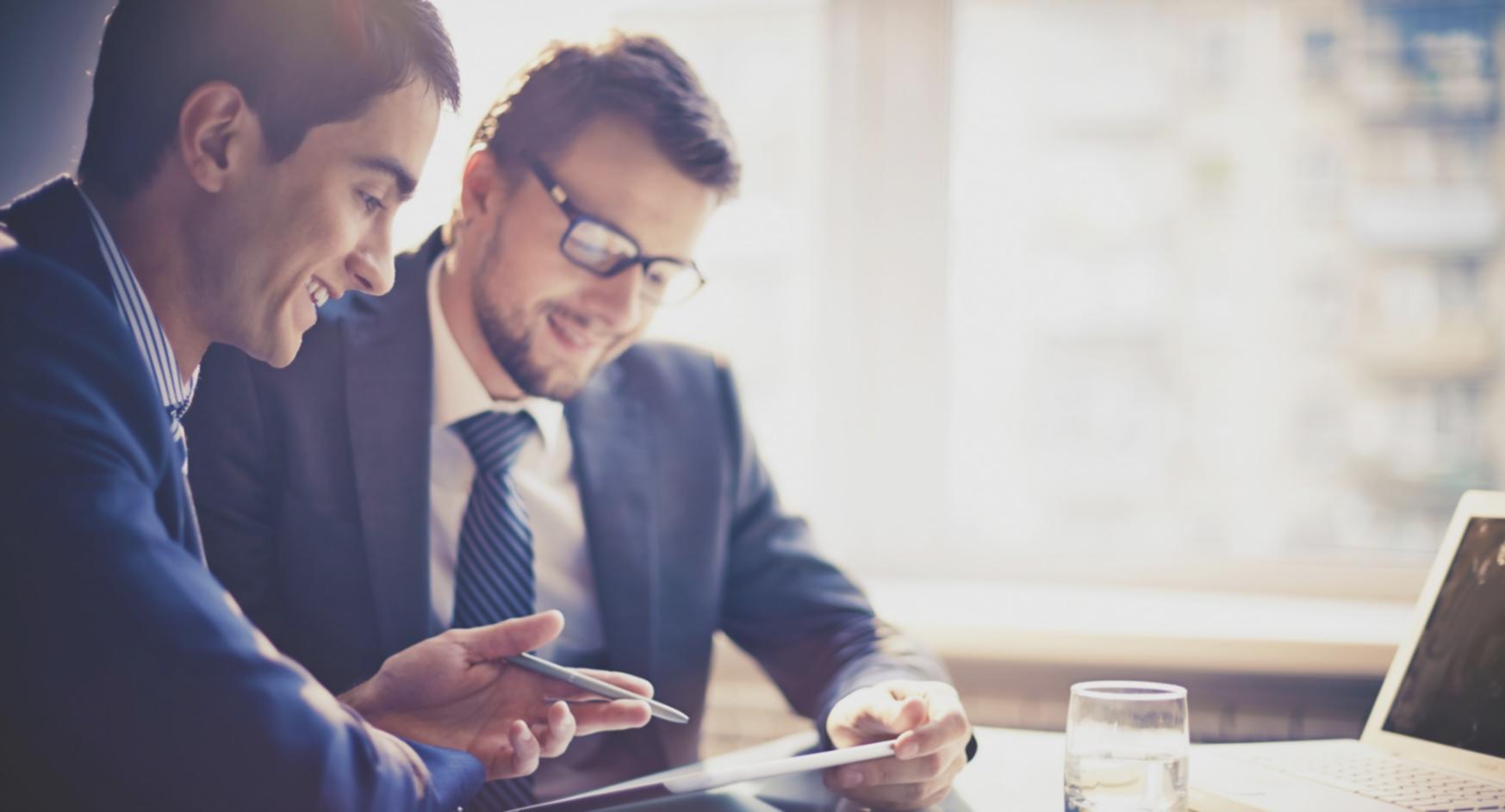 Konzentrierte Arbeitsatmosphäre in einem modernen Raum