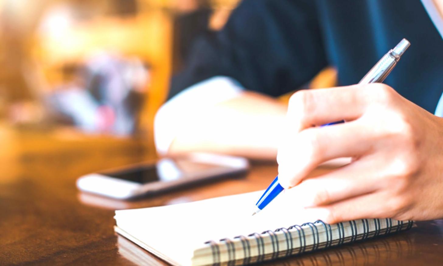 Nahaufnahme von Notizen und Unterlagen während einer Planungssitzung